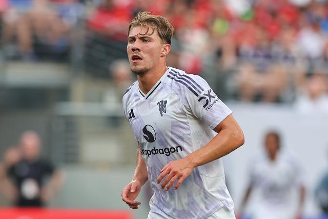 开云体育在直播-ESPN：那不勒斯与曼联谈霍伊伦的租借事宜，协议预计含买断条款