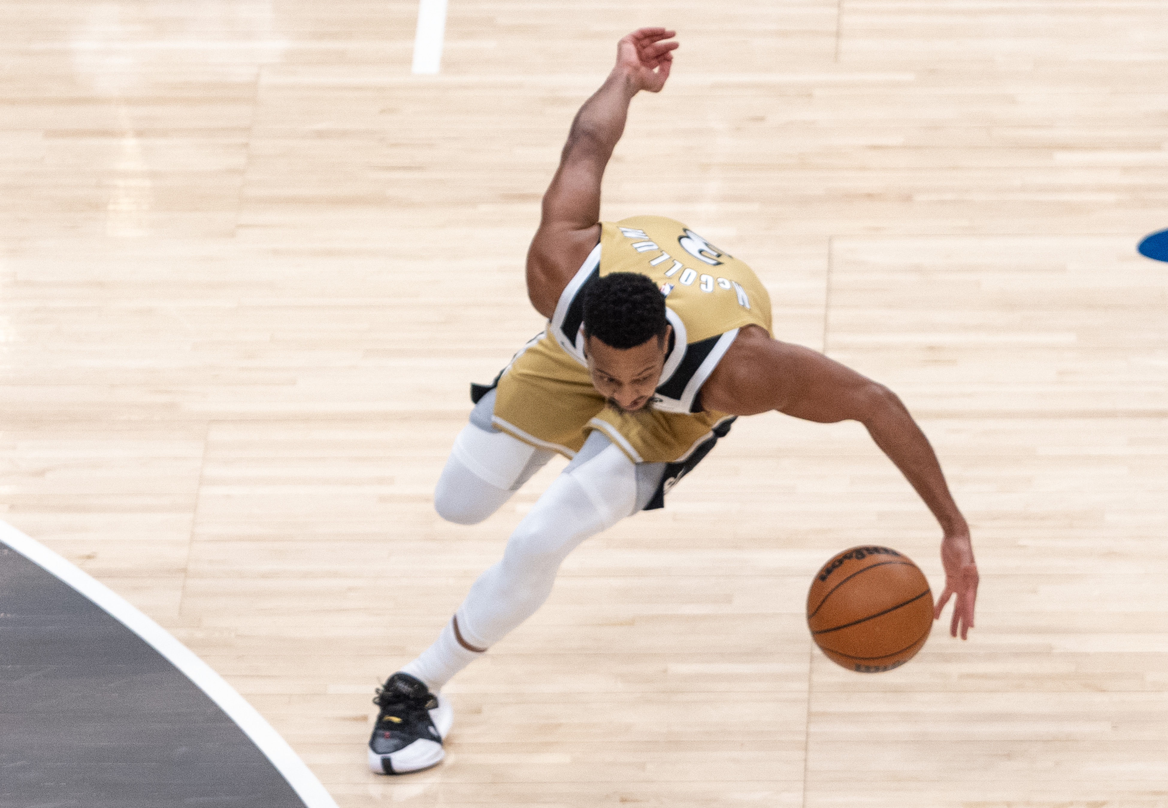 高清直播-进攻不错！麦科勒姆14中7得16分 其他正向数据皆为0