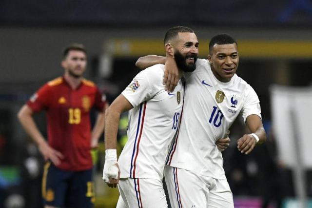 开云直播-本泽马：在皇马踢球压力巨大 姆巴佩要适应压力